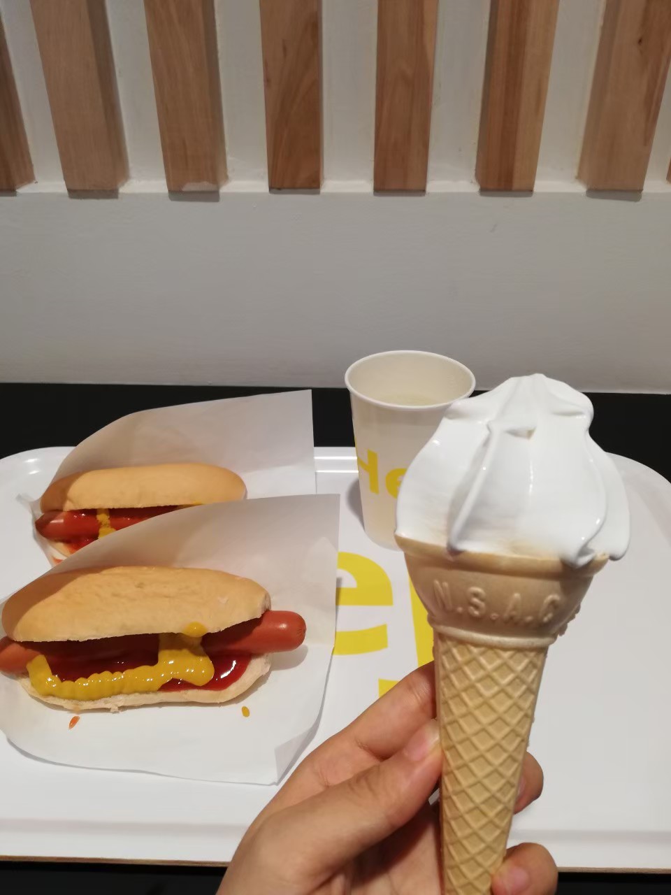 IKEA イケア　マニラ　ソフトクリーム　ホットドック